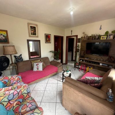 Casa Residencial com 175m², 6 quartos, 2 garagens, no bairro Agronômica em Florianópolis