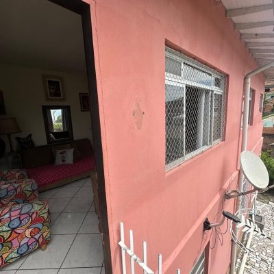 Casa Residencial com 175m², 6 quartos, 2 garagens, no bairro Agronômica em Florianópolis