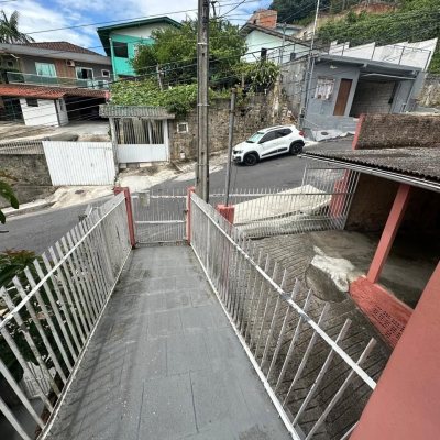 Casa Residencial com 175m², 6 quartos, 2 garagens, no bairro Agronômica em Florianópolis