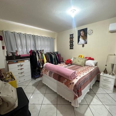 Casa Residencial com 175m², 6 quartos, 2 garagens, no bairro Agronômica em Florianópolis