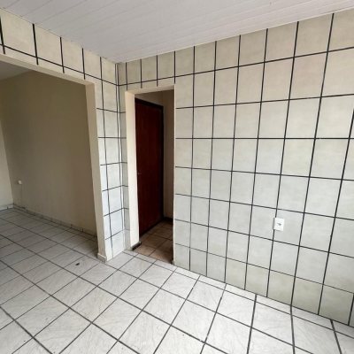 Casa Residencial com 175m², 6 quartos, 2 garagens, no bairro Agronômica em Florianópolis