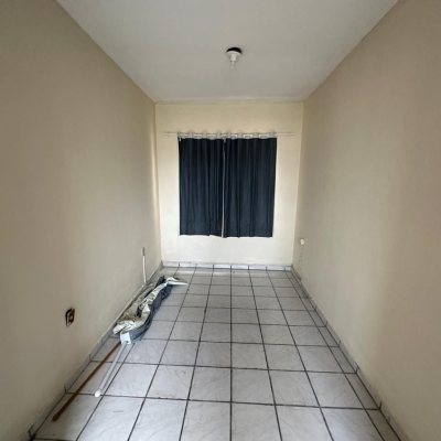 Casa Residencial com 175m², 6 quartos, 2 garagens, no bairro Agronômica em Florianópolis