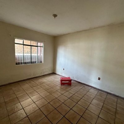 Casa Residencial com 175m², 6 quartos, 2 garagens, no bairro Agronômica em Florianópolis