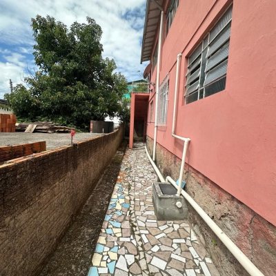 Casa Residencial com 175m², 6 quartos, 2 garagens, no bairro Agronômica em Florianópolis