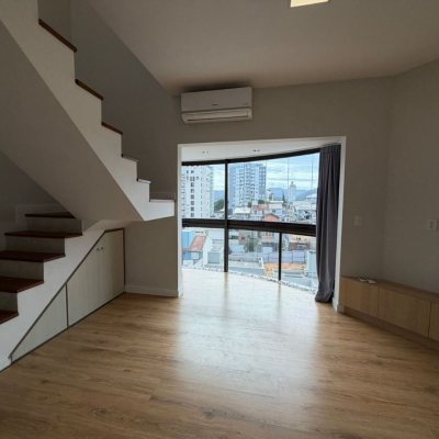 Cobertura com 148m², 3 quartos, 2 suítes, 2 garagens, no bairro Agronômica em Florianópolis