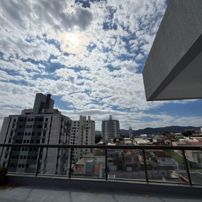 Cobertura com 148m², 3 quartos, 2 suítes, 2 garagens, no bairro Agronômica em Florianópolis
