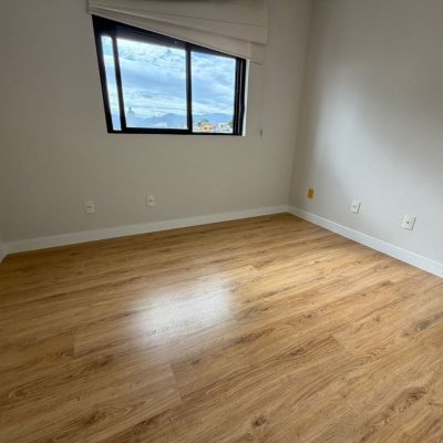 Cobertura com 148m², 3 quartos, 2 suítes, 2 garagens, no bairro Agronômica em Florianópolis