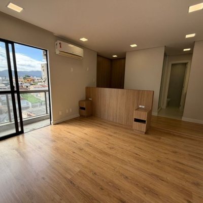 Cobertura com 148m², 3 quartos, 2 suítes, 2 garagens, no bairro Agronômica em Florianópolis