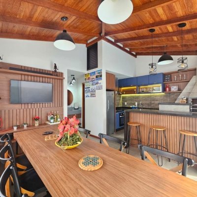 Casa Residencial com 220m², 4 quartos, 1 suíte, 3 garagens, no bairro Bom Abrigo em Florianópolis