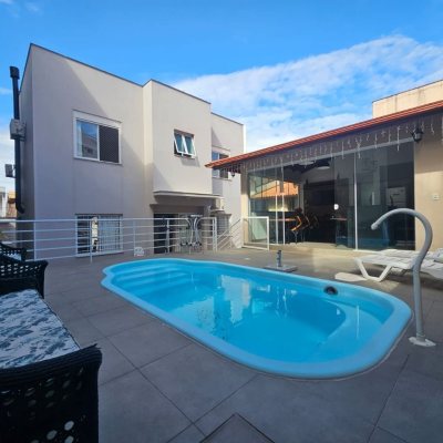 Casa Residencial com 220m², 4 quartos, 1 suíte, 3 garagens, no bairro Bom Abrigo em Florianópolis