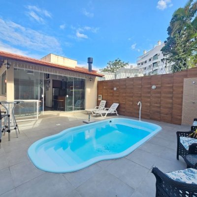 Casa Residencial com 220m², 4 quartos, 1 suíte, 3 garagens, no bairro Bom Abrigo em Florianópolis