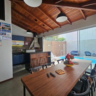 Casa Residencial com 220m², 4 quartos, 1 suíte, 3 garagens, no bairro Bom Abrigo em Florianópolis