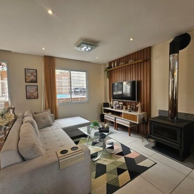 Casa Residencial com 220m², 4 quartos, 1 suíte, 3 garagens, no bairro Bom Abrigo em Florianópolis