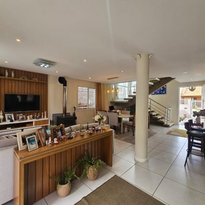 Casa Residencial com 220m², 4 quartos, 1 suíte, 3 garagens, no bairro Bom Abrigo em Florianópolis