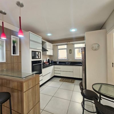 Casa Residencial com 220m², 4 quartos, 1 suíte, 3 garagens, no bairro Bom Abrigo em Florianópolis