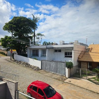 Casa Residencial com 220m², 4 quartos, 1 suíte, 3 garagens, no bairro Bom Abrigo em Florianópolis