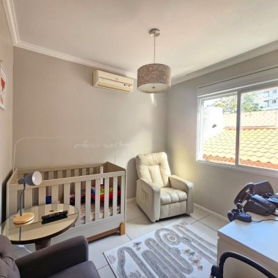 Casa Residencial com 220m², 4 quartos, 1 suíte, 3 garagens, no bairro Bom Abrigo em Florianópolis