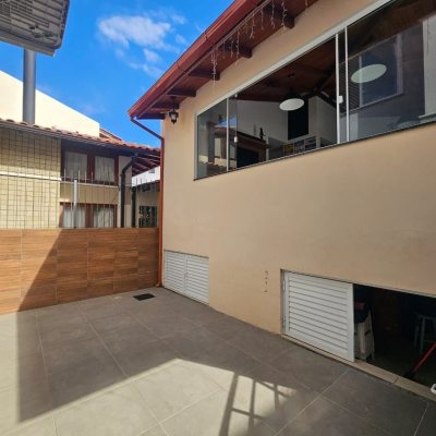 Casa Residencial com 220m², 4 quartos, 1 suíte, 3 garagens, no bairro Bom Abrigo em Florianópolis