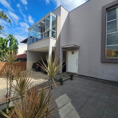 Casa Residencial com 220m², 4 quartos, 1 suíte, 3 garagens, no bairro Bom Abrigo em Florianópolis
