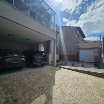 Casa Residencial com 220m², 4 quartos, 1 suíte, 3 garagens, no bairro Bom Abrigo em Florianópolis