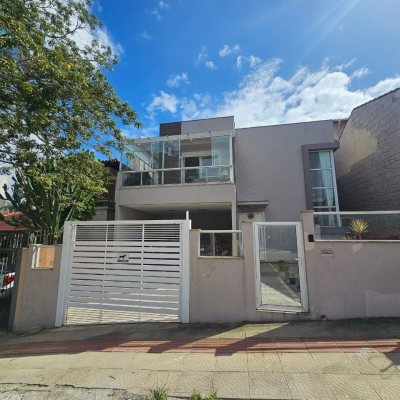 Casa Residencial com 220m², 4 quartos, 1 suíte, 3 garagens, no bairro Bom Abrigo em Florianópolis