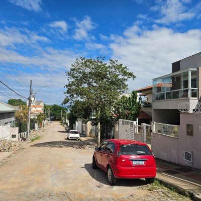 Casa Residencial com 220m², 4 quartos, 1 suíte, 3 garagens, no bairro Bom Abrigo em Florianópolis