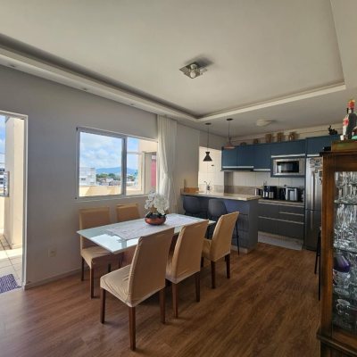 Cobertura com 116m², 2 quartos, 1 suíte, 2 garagens, no bairro Capoeiras em Florianópolis