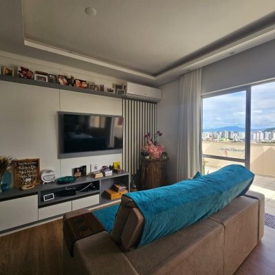 Cobertura com 116m², 2 quartos, 1 suíte, 2 garagens, no bairro Capoeiras em Florianópolis