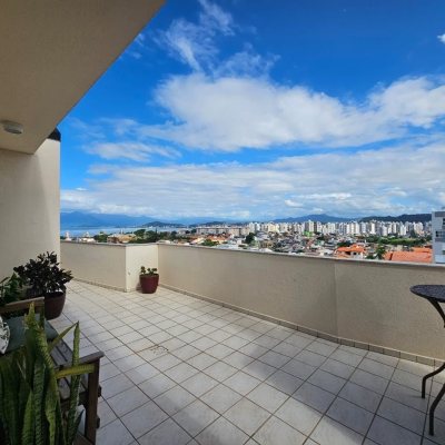 Cobertura com 116m², 2 quartos, 1 suíte, 2 garagens, no bairro Capoeiras em Florianópolis