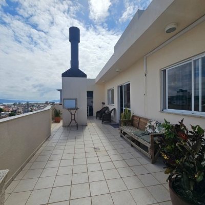Cobertura com 116m², 2 quartos, 1 suíte, 2 garagens, no bairro Capoeiras em Florianópolis