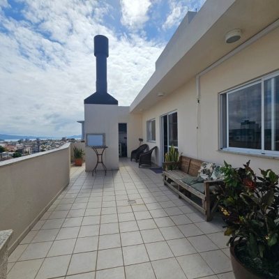 Cobertura com 116m², 2 quartos, 1 suíte, 2 garagens, no bairro Capoeiras em Florianópolis