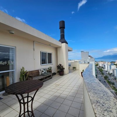 Cobertura com 116m², 2 quartos, 1 suíte, 2 garagens, no bairro Capoeiras em Florianópolis