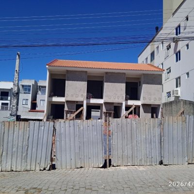 Sobrado Residencial com 70m², 2 quartos, 2 suítes, 1 garagem, no bairro Areias em São José