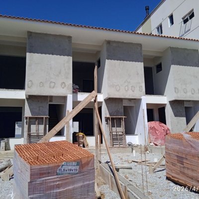 Sobrado Residencial com 70m², 2 quartos, 2 suítes, 1 garagem, no bairro Areias em São José