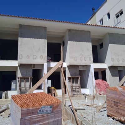 Sobrado Residencial com 70m², 2 quartos, 2 suítes, 1 garagem, no bairro Areias em São José