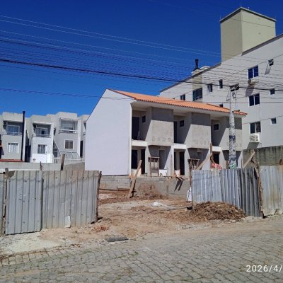 Sobrado Residencial com 70m², 2 quartos, 2 suítes, 1 garagem, no bairro Areias em São José