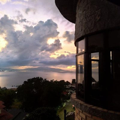 Casa Residencial com 378m², 4 quartos, 4 suítes, 3 garagens, no bairro Ponta De Baixo em São José