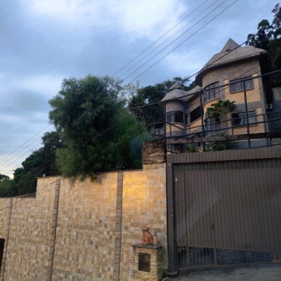 Casa Residencial com 378m², 4 quartos, 4 suítes, 3 garagens, no bairro Ponta De Baixo em São José