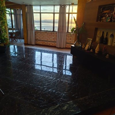 Casa Residencial com 378m², 4 quartos, 4 suítes, 3 garagens, no bairro Ponta De Baixo em São José