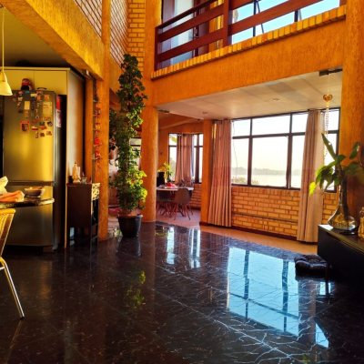 Casa Residencial com 378m², 4 quartos, 4 suítes, 3 garagens, no bairro Ponta De Baixo em São José