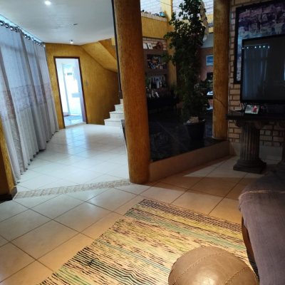 Casa Residencial com 378m², 4 quartos, 4 suítes, 3 garagens, no bairro Ponta De Baixo em São José