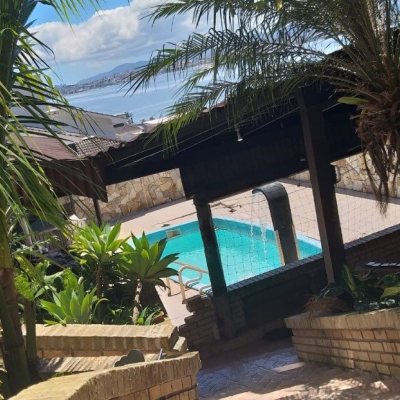 Casa Residencial com 378m², 4 quartos, 4 suítes, 3 garagens, no bairro Ponta De Baixo em São José