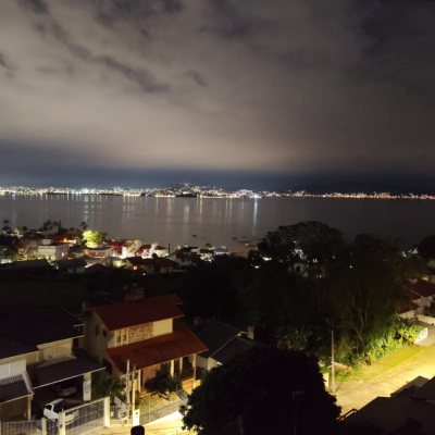 Casa Residencial com 378m², 4 quartos, 4 suítes, 3 garagens, no bairro Ponta De Baixo em São José