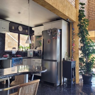 Casa Residencial com 378m², 4 quartos, 4 suítes, 3 garagens, no bairro Ponta De Baixo em São José