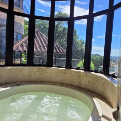 Casa Residencial com 378m², 4 quartos, 4 suítes, 3 garagens, no bairro Ponta De Baixo em São José