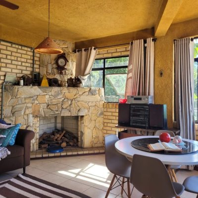 Casa Residencial com 378m², 4 quartos, 4 suítes, 3 garagens, no bairro Ponta De Baixo em São José