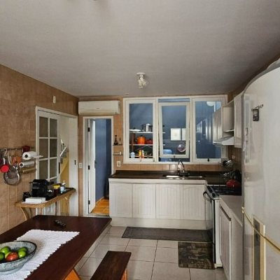 Casa Residencial com 316m², 4 quartos, 2 suítes, 2 garagens, no bairro Estreito em Florianópolis