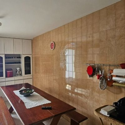 Casa Residencial com 316m², 4 quartos, 2 suítes, 2 garagens, no bairro Estreito em Florianópolis