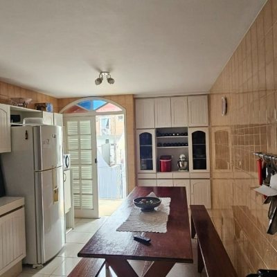 Casa Residencial com 316m², 4 quartos, 2 suítes, 2 garagens, no bairro Estreito em Florianópolis