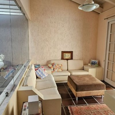 Casa Residencial com 316m², 4 quartos, 2 suítes, 2 garagens, no bairro Estreito em Florianópolis